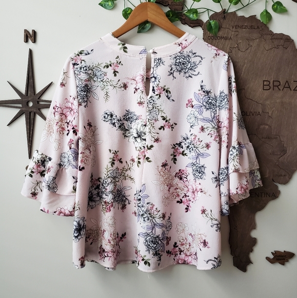 Gorgeous Bell Sleeve Floral Blouse 🌸 - Picture 5 of 8